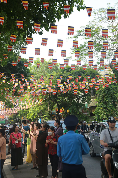 Từ nhiều ngày nay, hàng nghìn người đã đổ về chùa Quán Sứ để cùng đón Lễ Phật đản. Khu vực chùa Quán Sứ được trang hoàng sạch đẹp, các lực lượng chức năng cùng tham gia để hỗ trợ nhà chùa tổ chức Lễ Phật đản.