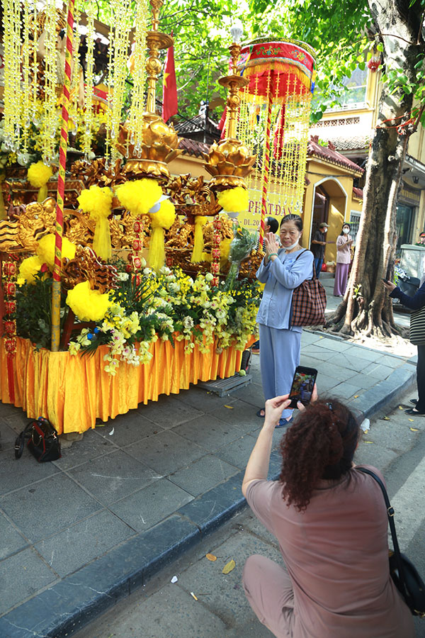Hàng vạn người dân, Phật tử cùng đón Lễ Phật đản tại chùa Quán Sứ - Ảnh 4.