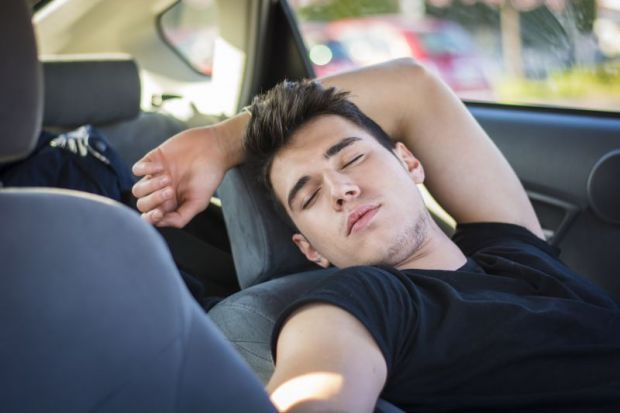 Ngủ trong xe ô tô bật điều hoà để tránh nóng nguy hiểm như thế nào? - Ảnh 1.