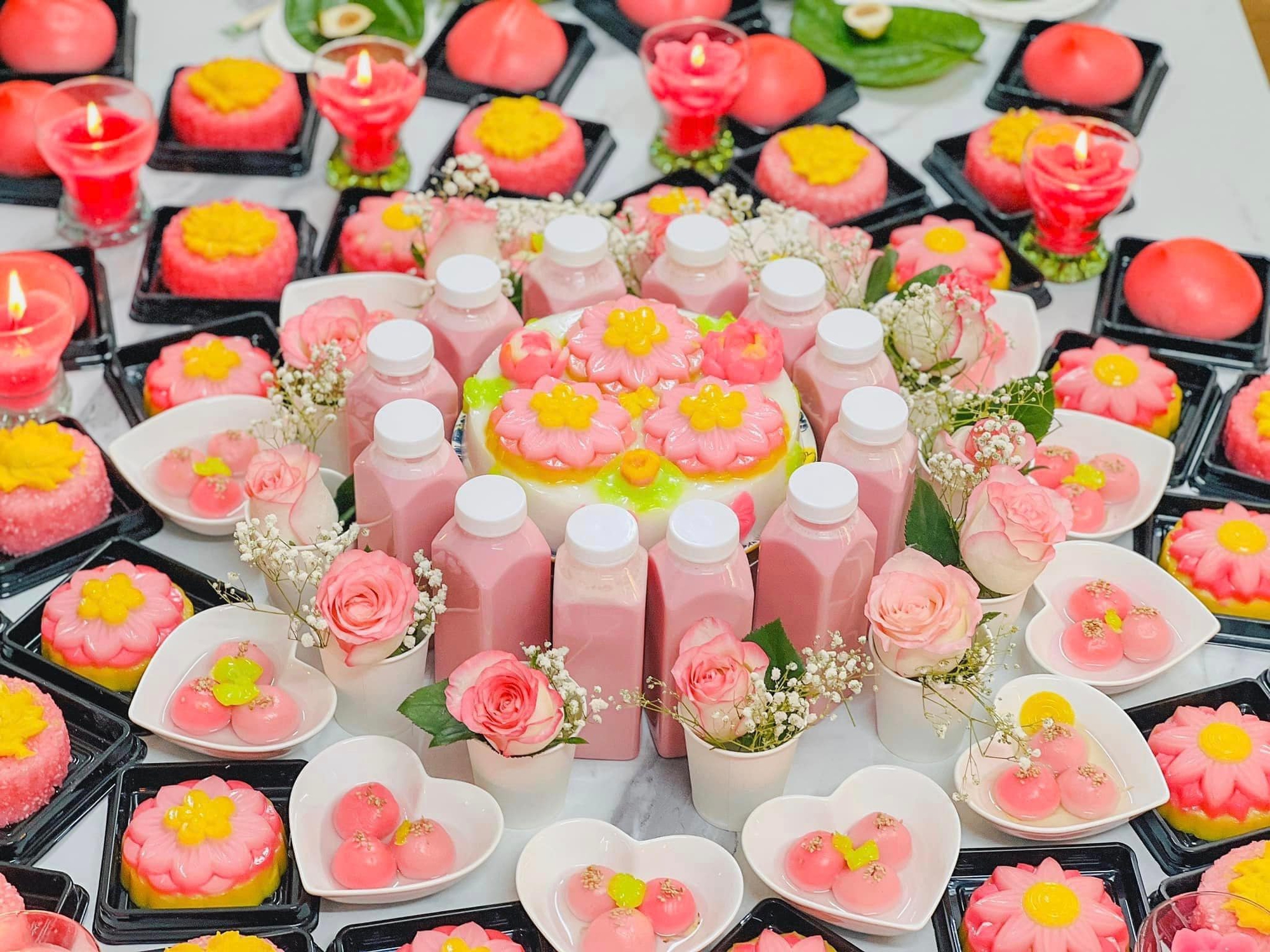 Bữa tiệc thôi nôi trăm hoa đua nở ngập sắc hồng mẹ dành cho con gái - Ảnh 1.