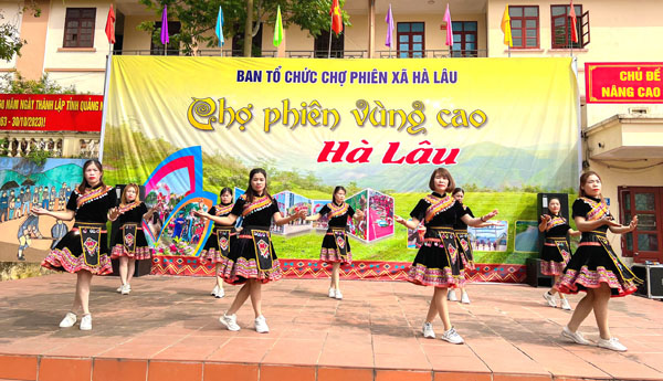 Phụ nữ các dân tộc ở Tiên Yên nhảy dân vũ để giữ gìn bản sắc văn hóa - Ảnh 1.
