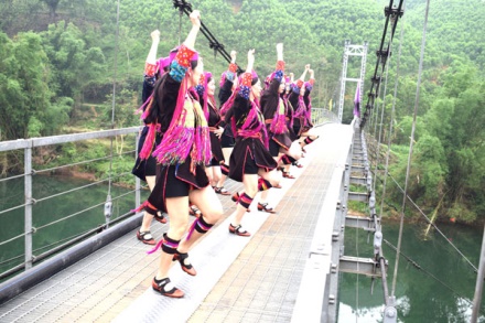 Phụ nữ các dân tộc ở Tiên Yên nhảy dân vũ để giữ gìn bản sắc văn hóa - Ảnh 4.