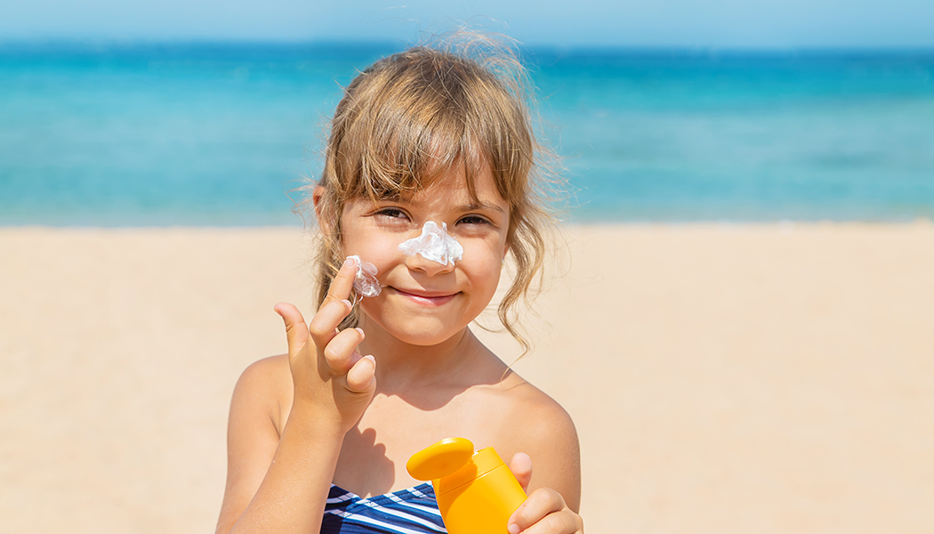 Chọn kem chống nắng mùa hè cho trẻ đúng cách: SPF bao nhiêu là đủ? - Ảnh 3.
