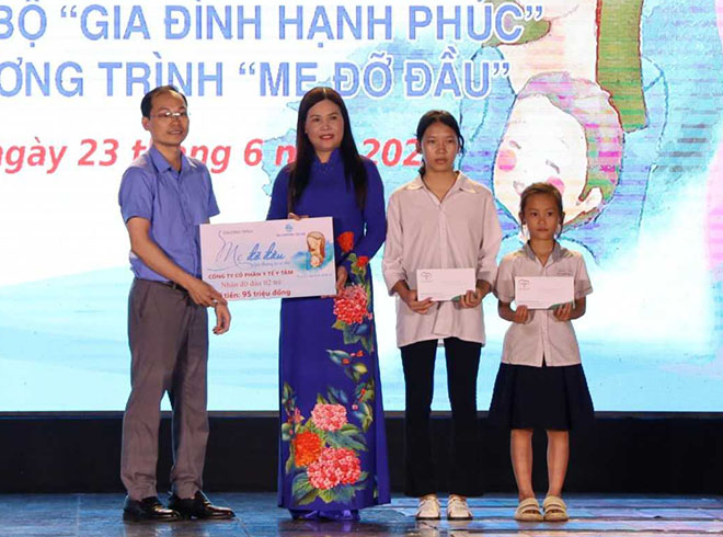 Yên Bái: Tuyên dương “Mẹ đỡ đầu” và các mô hình câu lạc bộ gia đình hạnh phúc  - Ảnh 1.