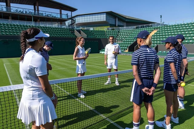 Vương phi Kate giao đấu với tay vợt huyền thoại thế giới, hình ảnh ra sân tennis &quot;gây sốt&quot; - Ảnh 3.
