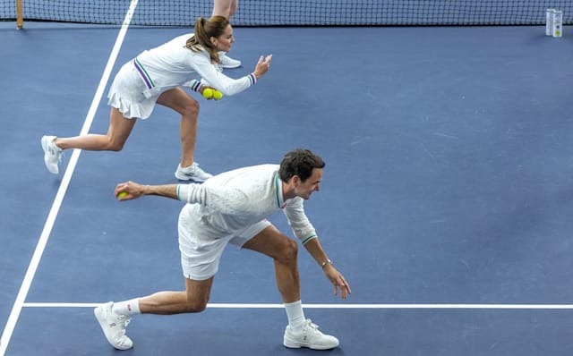 Vương phi Kate giao đấu với tay vợt huyền thoại thế giới, hình ảnh ra sân tennis &quot;gây sốt&quot; - Ảnh 2.