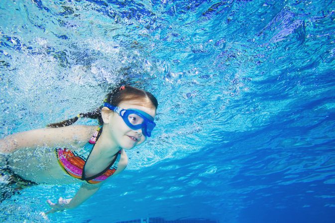 Mua đồ bơi cho trẻ nên lựa chọn những màu sắc này để dễ phát hiện khi con gặp nguy hiểm - Ảnh 3.