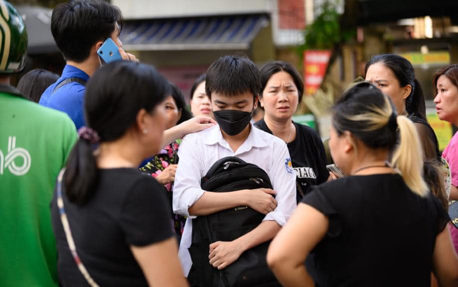 Sự thật vụ nam sinh "mồ côi mẹ, ngất xỉu trên đường đi thi Toán" ở Hà Nội