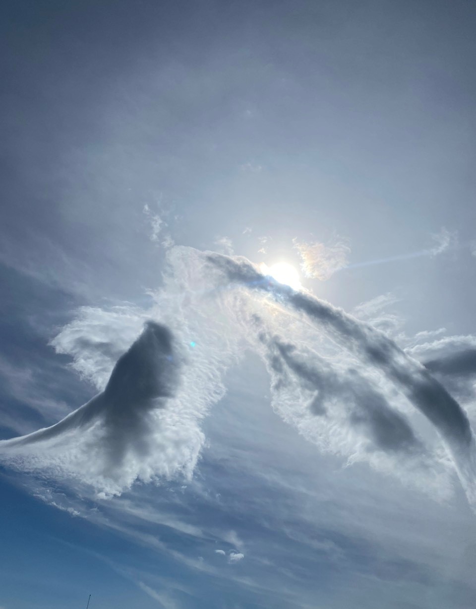 Núi Bà Đen tiếp tục gây bão vì hiện tượng mây Cá chép hóa rồng - Ảnh 1.