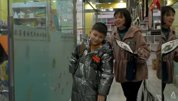 Trung Quốc cấm dạy thêm, phụ huynh phải thuê gia sư cho con gần 10 triệu đồng/giờ - Ảnh 1.