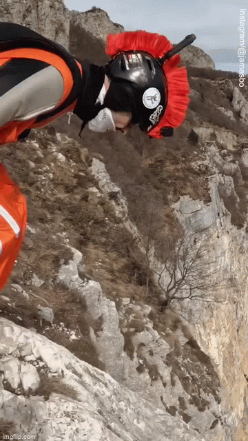 Chơi môn thể thao nguy hiểm hàng đầu trên thế giới, người đàn ông tử vong sau khi rơi từ vách đá cao 400m - Ảnh 2.