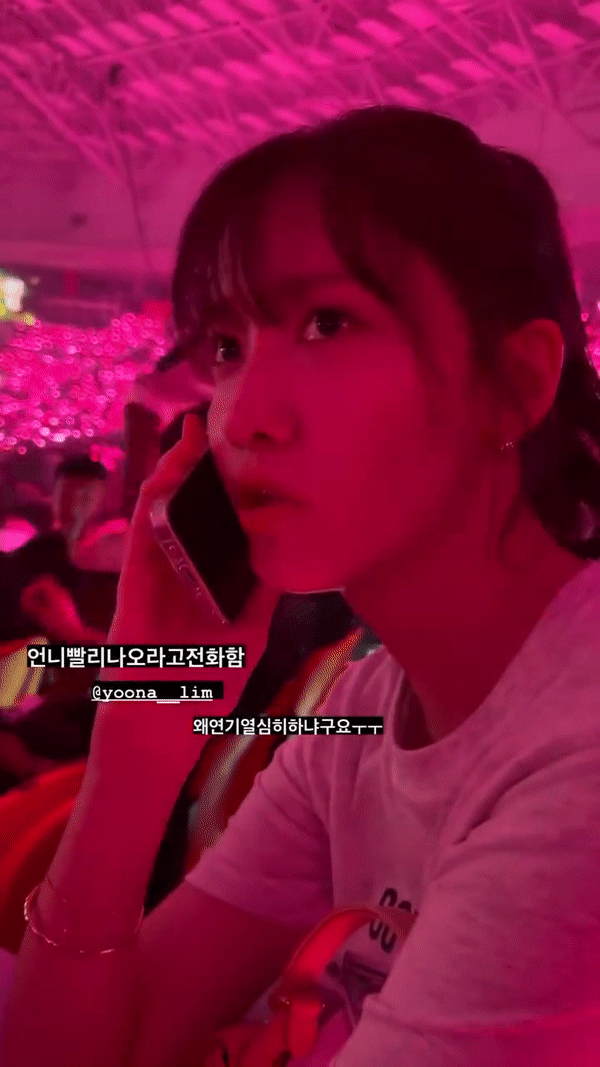 Dàn sao đổ bộ concert của Taeyeon, YoonA (SNSD) gây sốt với pha gọi điện “giục&quot; chị ra biểu diễn  - Ảnh 8.