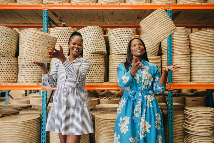 Biến ống nhựa PVC thành giỏ đan trang trí có độ bền gấp 5 lần, startup của 2 chị em tạo cơ hội việc làm cho hàng nghìn phụ nữ ở Châu Phi - Ảnh 1.