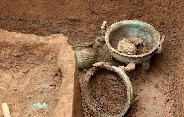 Vì sao các nhà khảo cổ tuyệt đối không chạm tay vào hai thứ “sặc sỡ” trong mộ cổ? - Ảnh 1.