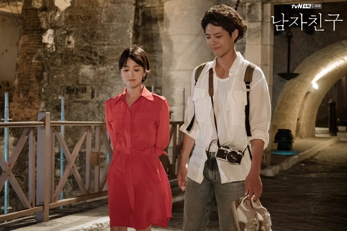 Style diện váy mùa hè trẻ trung của Song Hye Kyo - Ảnh 4.