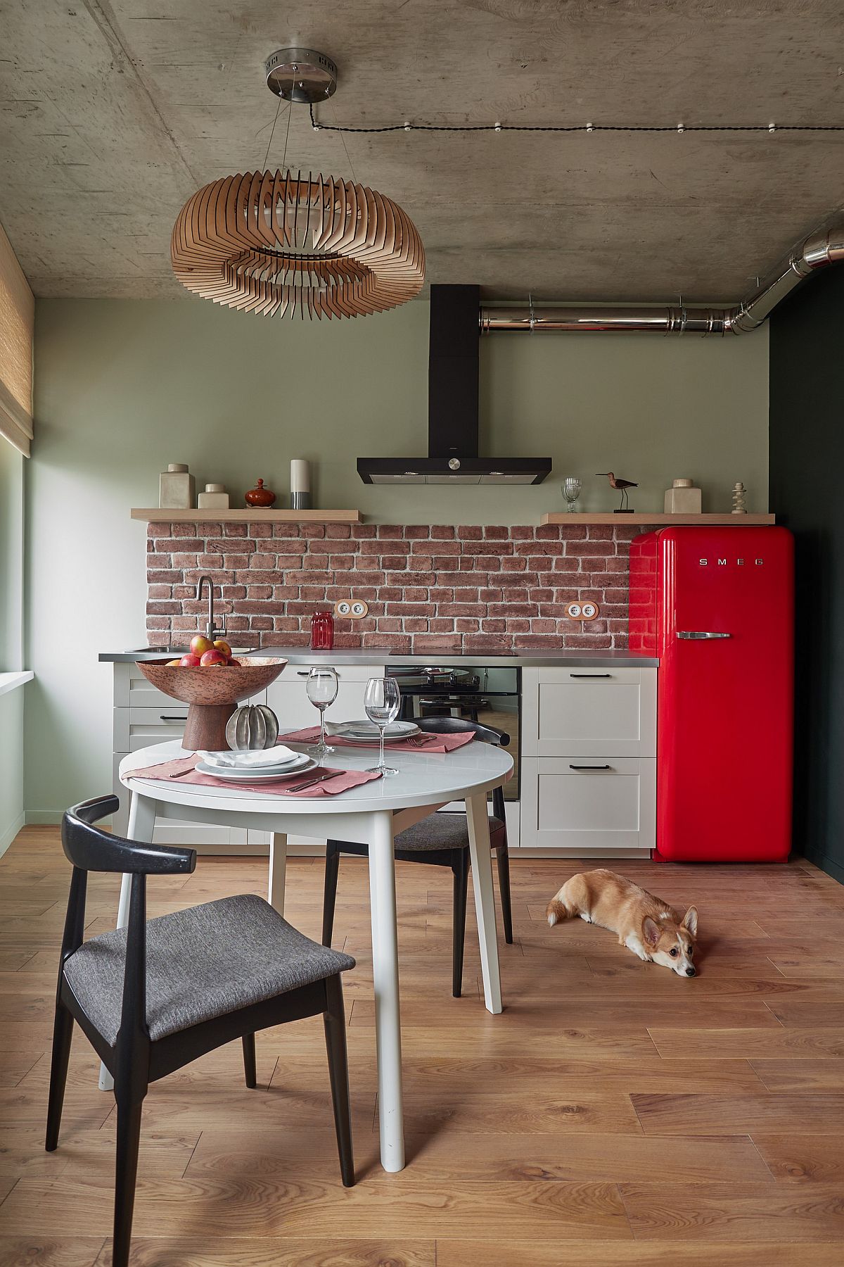 Gợi ý thiết kế căn bếp nhỏ xịn sò với những bức tường gạch trần duyên dáng - Ảnh 11.