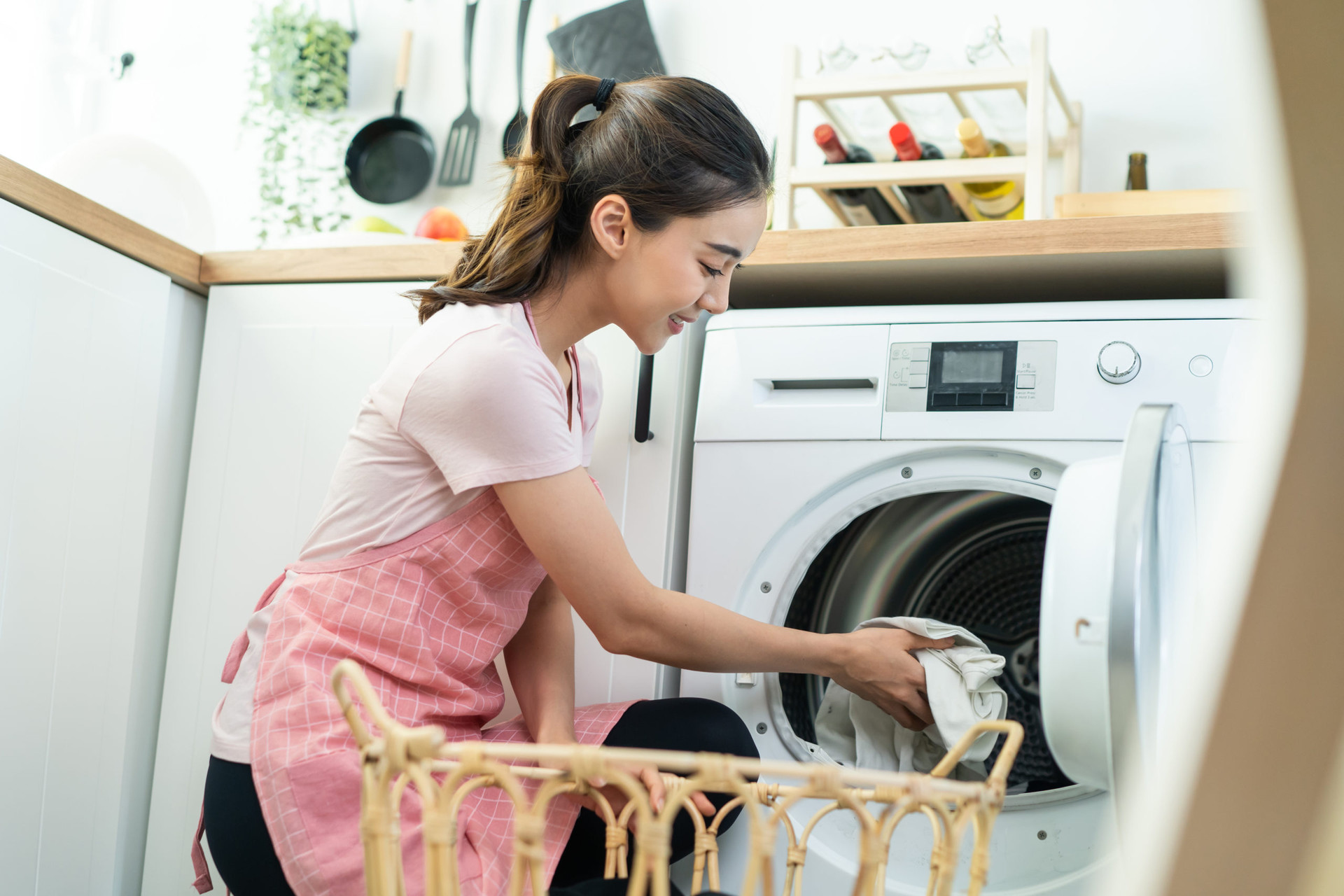 Mẹo giặt đồ ít được biết đến nhưng có thể làm khô quần áo nhanh hơn và tiết kiệm chi phí điện nước - Ảnh 1.