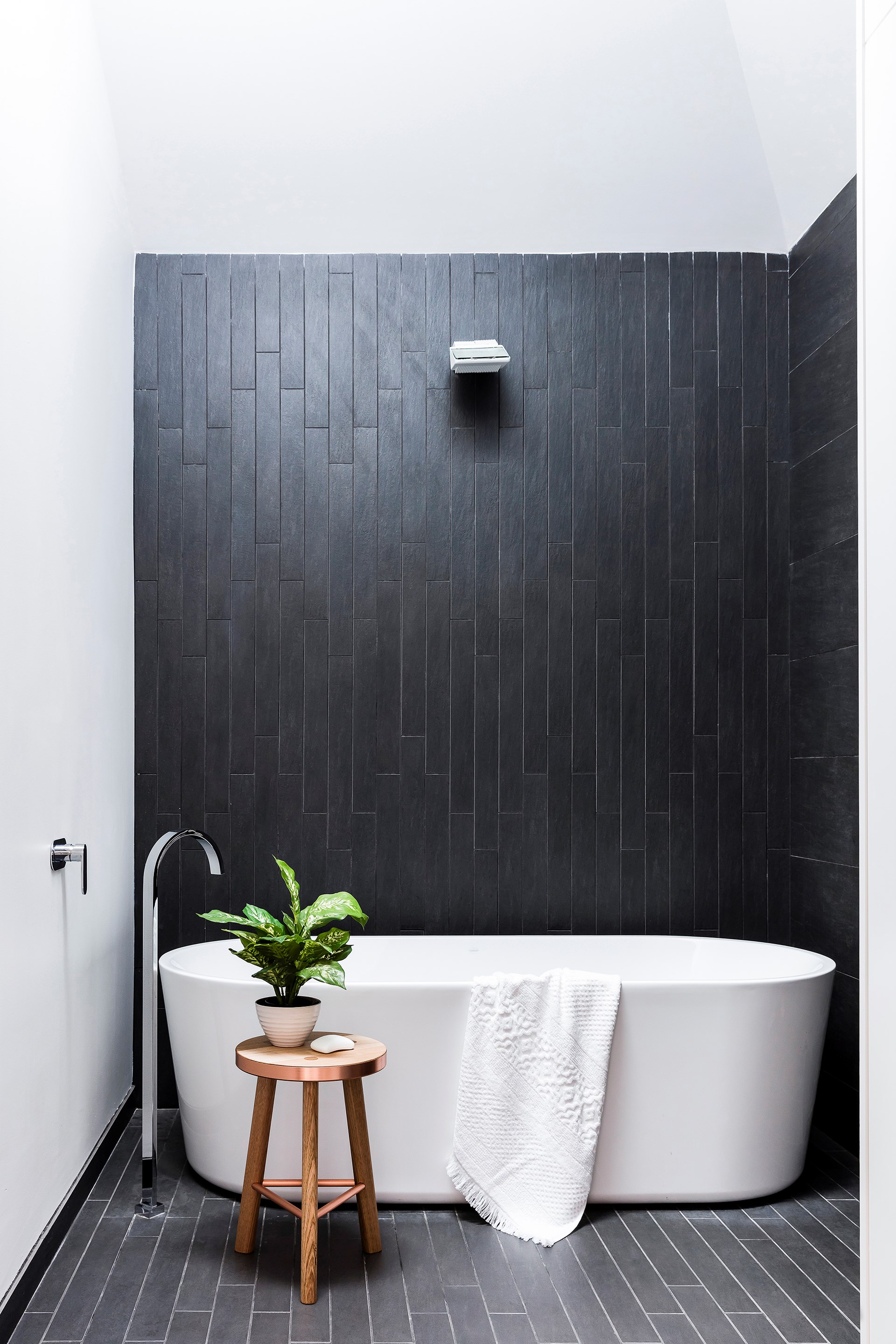 Tuyệt chiêu chọn gạch nhà tắm “chuẩn không cần chỉnh” được tiết lộ từ chuyên gia - Ảnh 3.