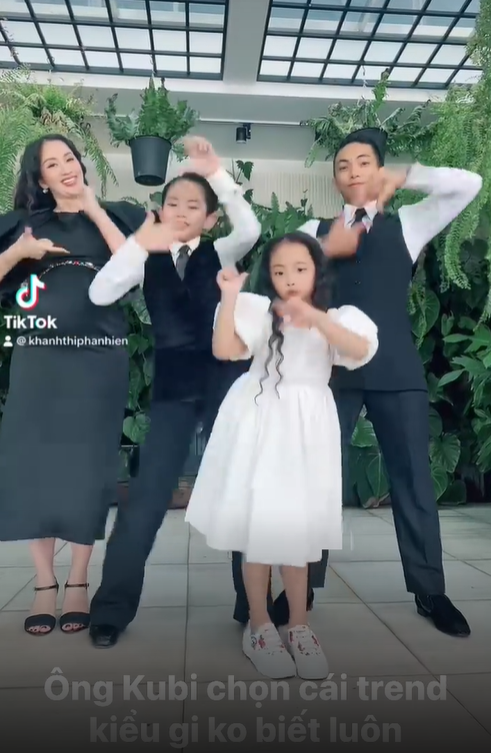 Gia đình Khánh Thi - Phan Hiển cùng đu trend &quot;vũ điệu trồng hoa&quot;, hai nhóc tỳ chiếm spotlight - Ảnh 2.