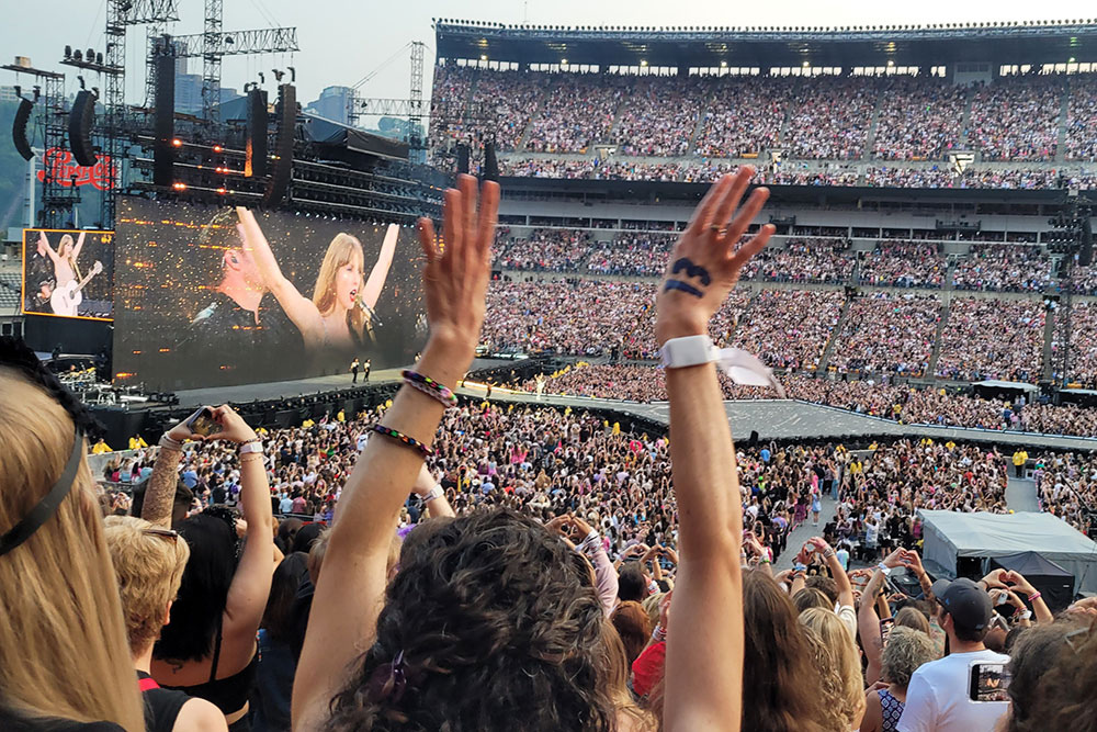 Beyoncé hủy show: ekip bảo do sân quá bé nhưng netizen chỉ ra do vé bán ế thua xa show Taylor Swift! - Ảnh 2.