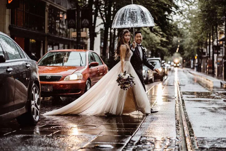 Phải làm gì nếu đám cưới gặp một cơn mưa bất chợt? - Ảnh 3.