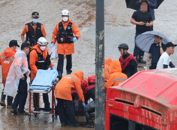 Vụ ngập hầm chui khiến 13 người tử vong: Tài xế nỗ lực giải cứu hành khách đến phút cuối - Ảnh 4.