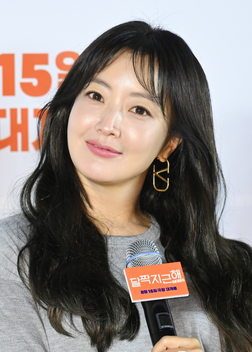 Kim Hee Sun 46 tuổi vẫn có da căng bóng, ít lão hóa: Bí quyết đến từ vật bất ly thân! - Ảnh 1.