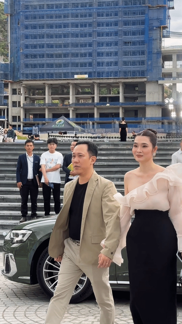 Nữ chủ tịch CLB bóng nổi tiếng Hà Nội sánh đôi cùng chồng, khoe sắc vóc cuốn hút qua cam thường - Ảnh 1.