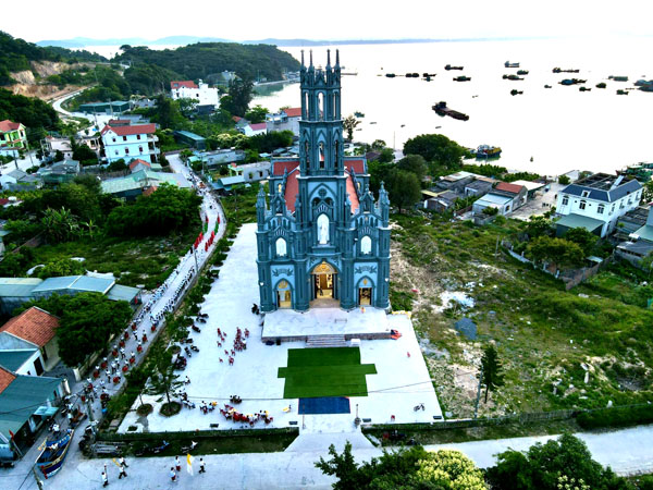 Nhà thờ trên đảo Thanh Lân, địa chỉ giúp người dân yên tâm bám biển, bám đảo - Ảnh 2.