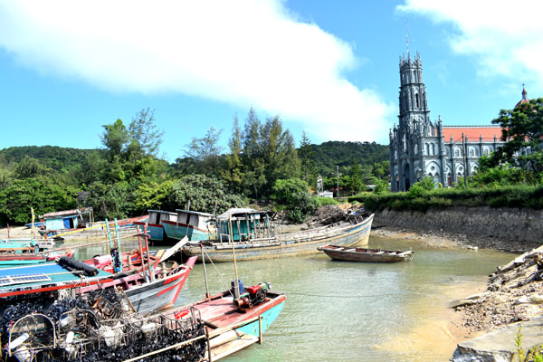 Nhà thờ trên đảo Thanh Lân, địa chỉ giúp người dân yên tâm bám biển, bám đảo - Ảnh 3.