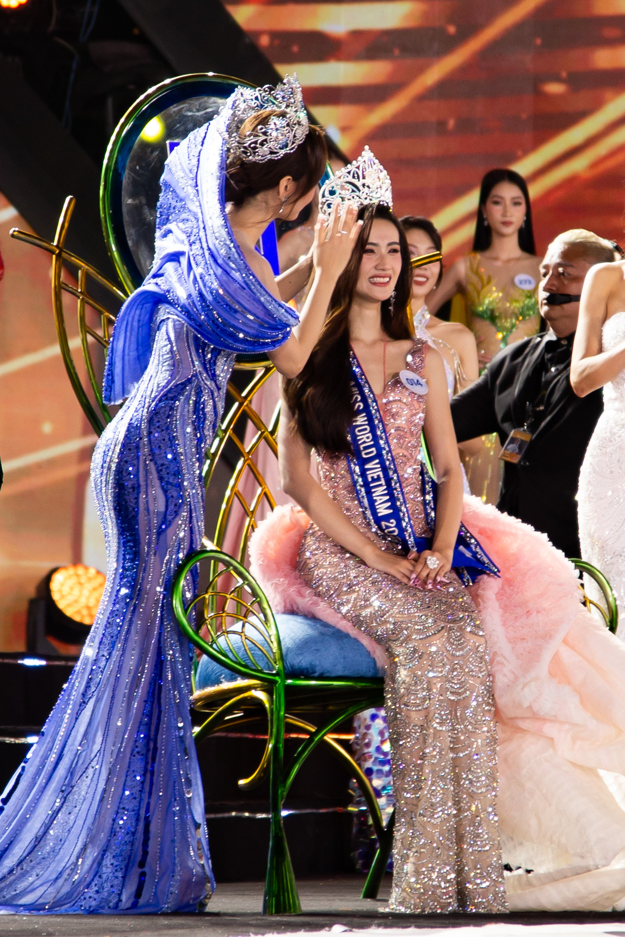 Huỳnh Trần Ý Nhi đăng quang Miss World Vietnam 2023 - Ảnh 1.