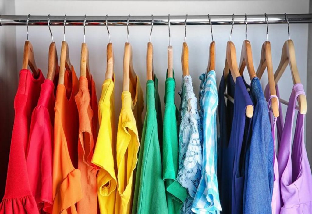 Sắp xếp tủ quần áo theo cách này đem lại nhiều lợi ích không ngờ - Ảnh 1.