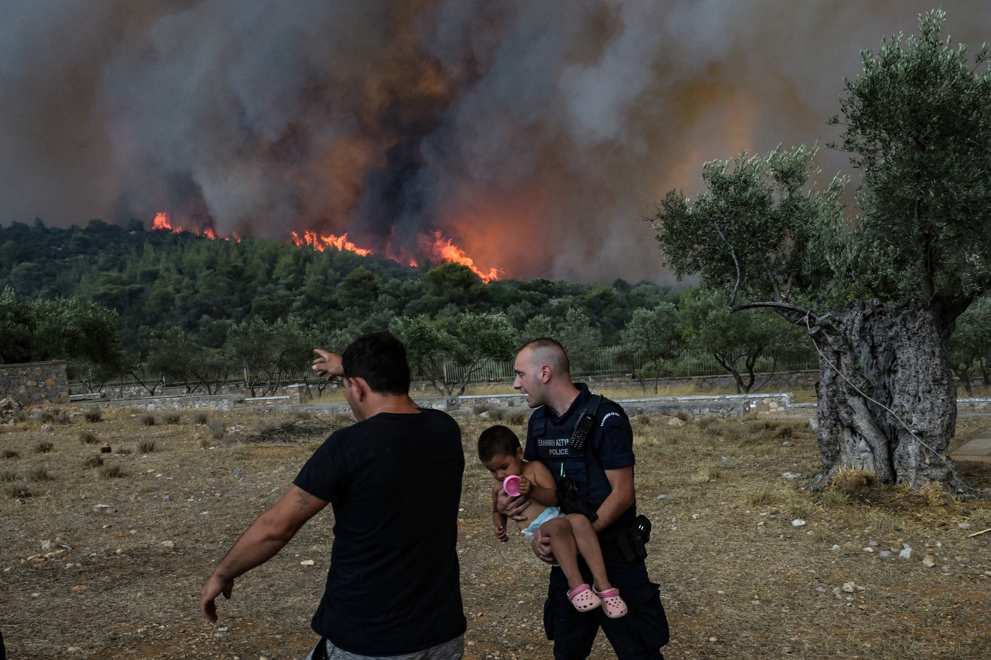 Chùm ảnh: Hòn đảo thiên đường bốc cháy dữ dội, hơn 30.000 người nối nhau sơ tán khỏi hiện trường - Ảnh 4.