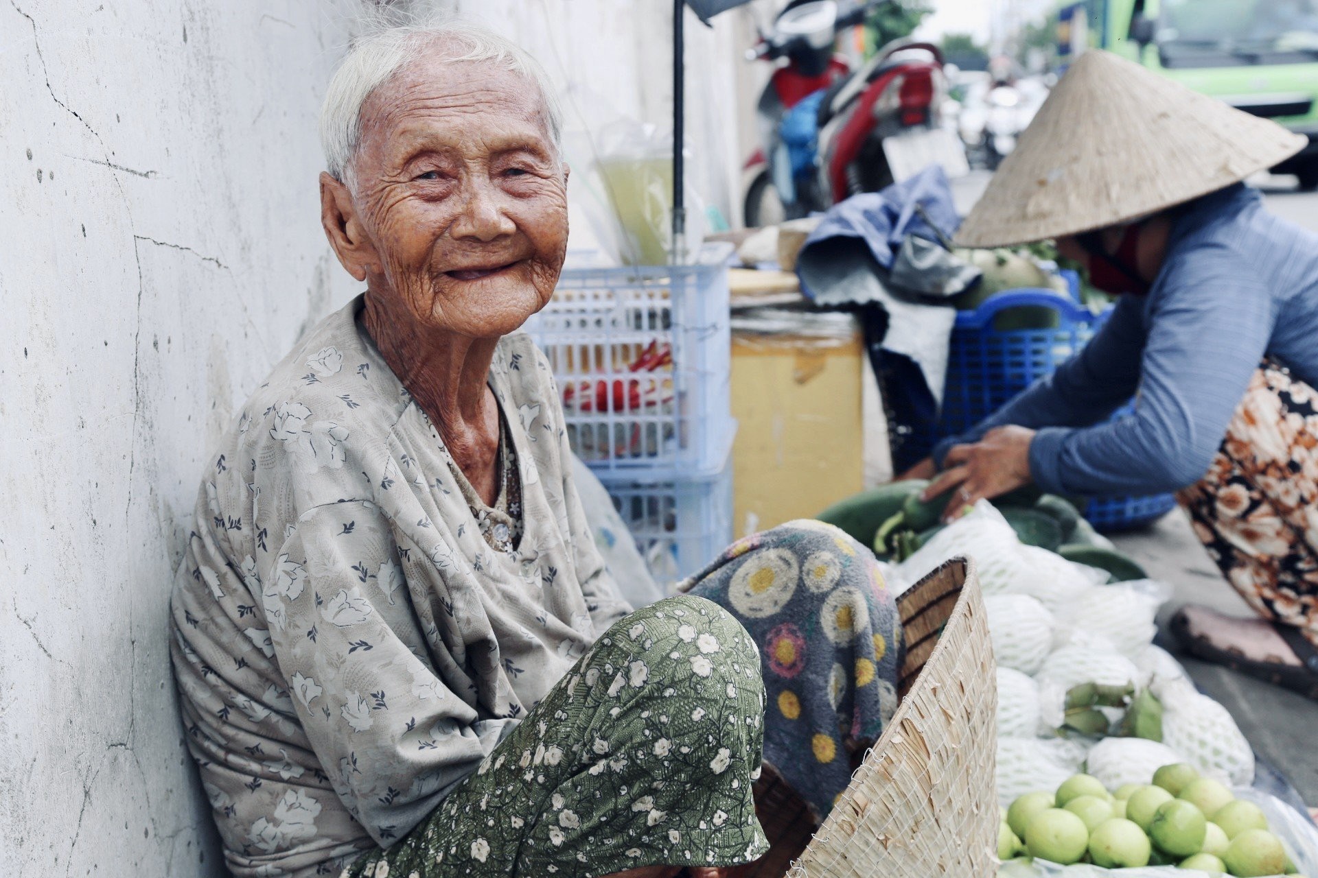 Cụ bà 92 tuổi đội nắng bán trái cây nuôi con tật nguyền và cái kết ấm lòng của người dân Sài Gòn - Ảnh 2.