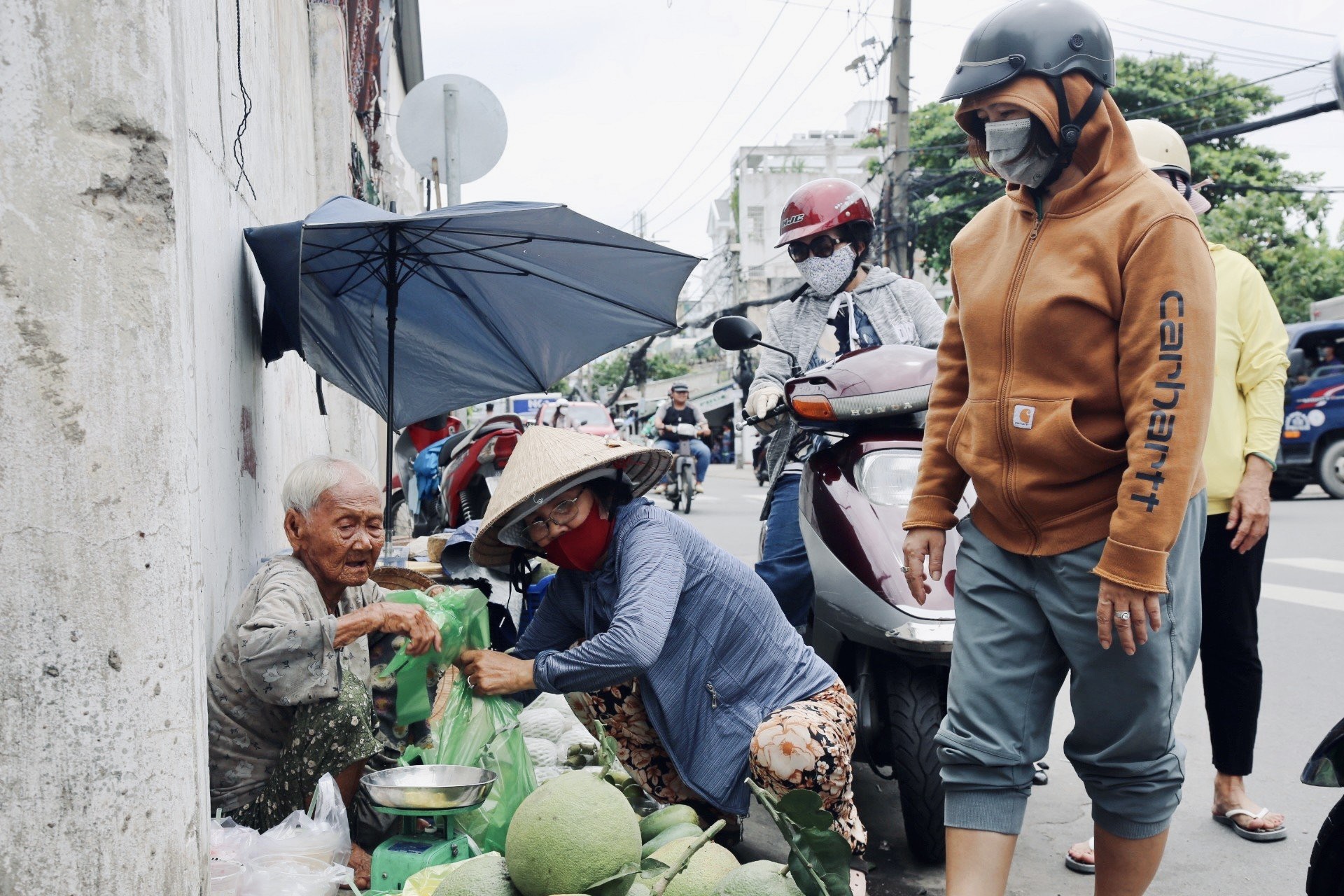 Cụ bà 92 tuổi đội nắng bán trái cây nuôi con tật nguyền và cái kết ấm lòng của người dân Sài Gòn - Ảnh 4.