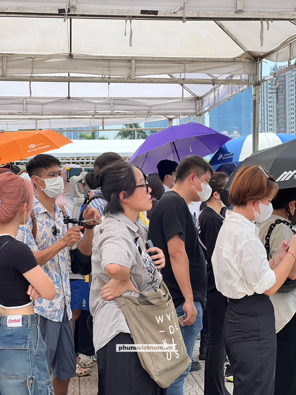 Hàng ngàn người xếp hàng dài trong cái nóng gần 40 độ của Hà Nội để đổi vòng tay show BlackPink - Ảnh 2.