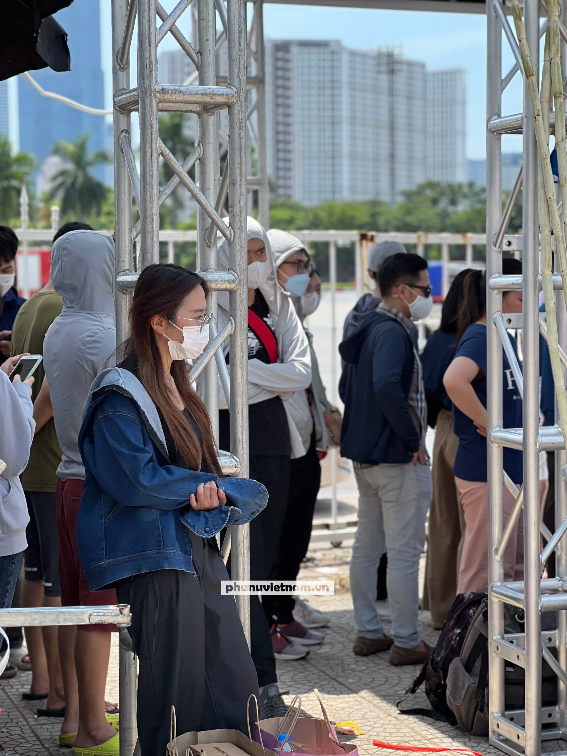 Hàng ngàn người xếp hàng dài trong cái nóng gần 40 độ của Hà Nội để đổi vòng tay show BlackPink - Ảnh 3.