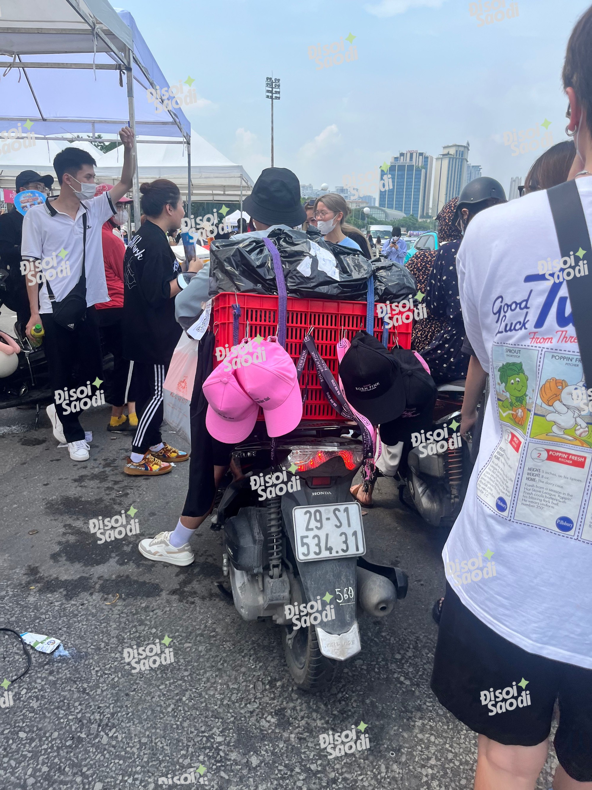 “Hội chợ&quot; BLACKPINK ngay tại Mỹ Đình: Bày bán đủ dạng “merchaindise” thu hút fan quốc tế, áo mưa cũng chuẩn bị sẵn sàng! - Ảnh 4.