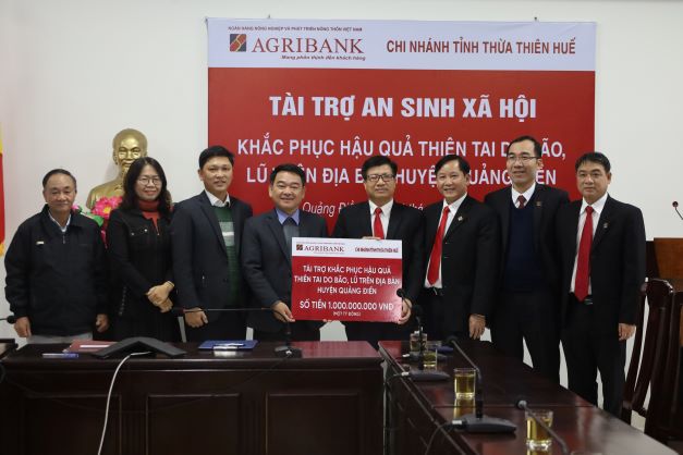 Agribank trao 1 tỷ đồng hỗ trợ khắc phục hậu quả thiên tai tại Quảng Điền - Ảnh 1.