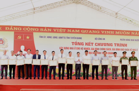 Đại diện các tập thể đón nhận Bằng khen của Chủ tịch UBND tỉnh Tuyên Quang