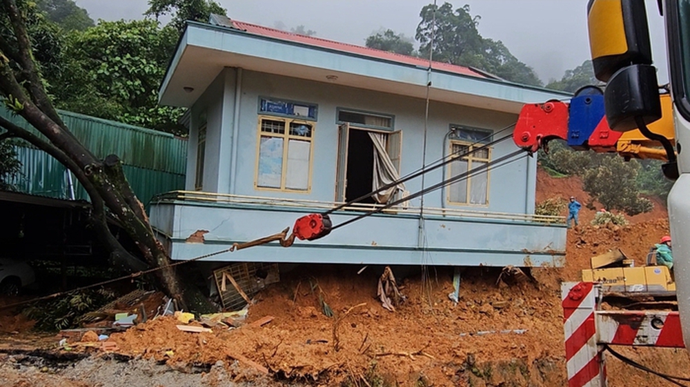 Bộ Công an quyết định Truy thăng quân hàm cho 3 chiến sỹ CSGT trong vụ sạt lở đèo Bảo Lộc - Ảnh 2.