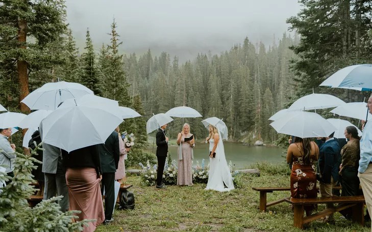 Đám cưới dưới mưa đẹp bất ngờ với những bông hoa dại