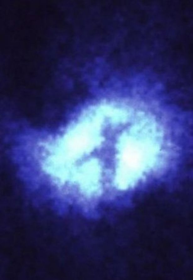 NASA phát hiện cấu trúc giống như cây thánh giá ở giữa thiên hà - Ảnh 1.
