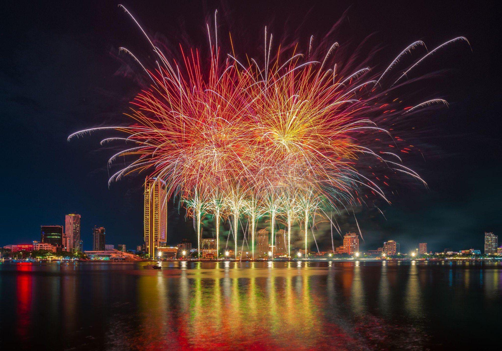 Cháy vé pháo hoa đêm chung kết, Đà Nẵng “nóng” hơn bao giờ hết trong mùa hè 2023 - Ảnh 5.