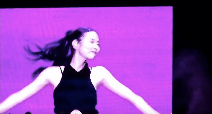 Jennie cực lưu luyến fan Việt, biểu cảm lúc nhảy lên ngó fan trước lúc rời sân khấu gây bão MXH! - Ảnh 3.