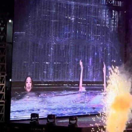 Jennie cực lưu luyến fan Việt, biểu cảm lúc nhảy lên ngó fan trước lúc rời sân khấu gây bão MXH! - Ảnh 2.