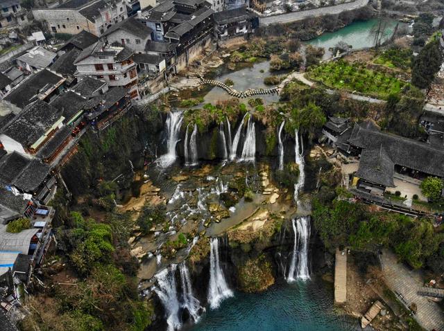 Thị trấn chênh vênh bên thác nước suốt 2.000 năm vẫn không đổ, bí mật nằm ở đâu?