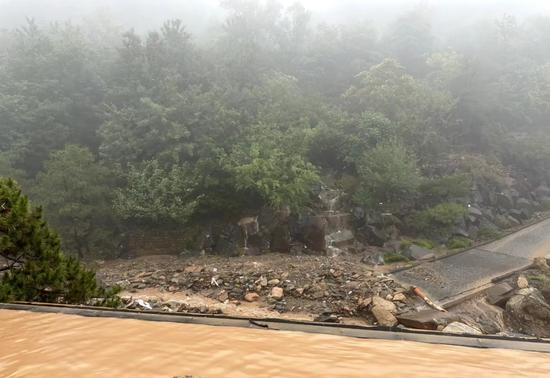 Khách sạn hơn 2600 tỷ VNĐ xa hoa bậc nhất Bắc Kinh bị tàn phá bởi bão lũ, du khách kêu cứu - Ảnh 3.