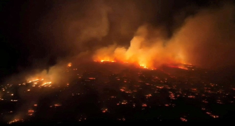 Chùm ảnh biển lửa kinh hoàng tại &quot;thiên đường&quot; Hawaii: 270 tòa nhà bị thiêu rụi, khung cảnh tận thế bao trùm cả hòn đảo - Ảnh 1.
