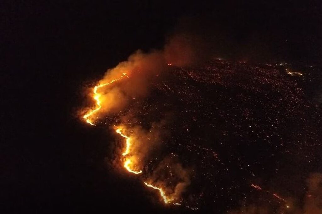 Chùm ảnh biển lửa kinh hoàng tại &quot;thiên đường&quot; Hawaii: 270 tòa nhà bị thiêu rụi, khung cảnh tận thế bao trùm cả hòn đảo - Ảnh 2.